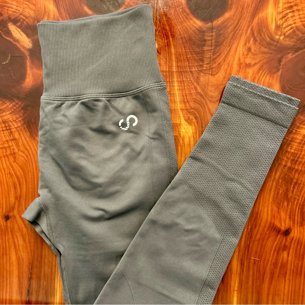 Curves N Combatboots (CNC) Seamless Leggings Gray Small (Booty Scrunch) NEW